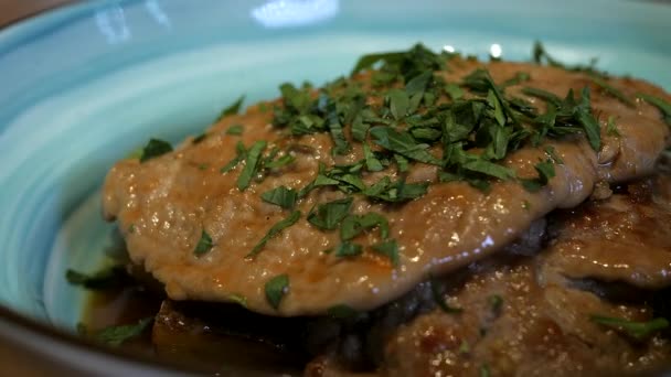 Appetitanregendes Fleischsteak Mit Soße Und Petersilie Bedeckt Der Blauen Schüssel — Stockvideo