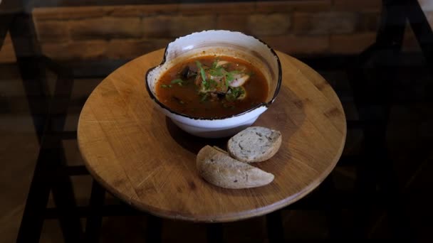 Bouillabaisse Soep Draait Houten Plaat Donkere Tafel Menu Presentatie Voor — Stockvideo