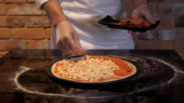 Proses memasak pizza Italia pepperoni. — Stok Video