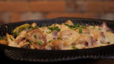 Kremalı sosun altında sebzeli ve mantarlı leziz kızarmış balık döner..