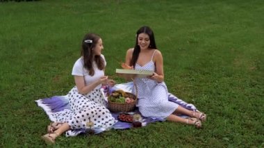 Heyecanlı kadın kız arkadaşından hediye alıyor. İki kız doğada hediyelerini değiş tokuş ederler. Bir sepet meyveyle piknikteki kadının etkileyici duyguları.. 