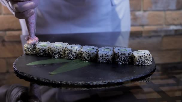 Proces Sushi Maki Rýžové Závitky Vaření Šéfkuchař Používá Tašku Cukroví — Stock video
