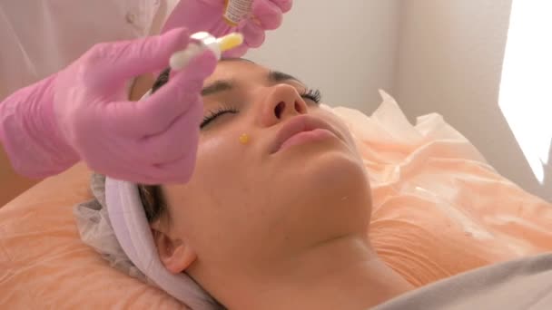 Kosmetolog Kosmetolog Applicerar Serum Klientens Ansikte Skönhetskoncept Förberedelse För Ansiktsmassage — Stockvideo
