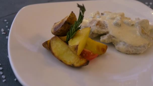 Vista de cerca de la deliciosa cena y tenedor de metal y cuchillo sobre el fondo gris . — Vídeos de Stock