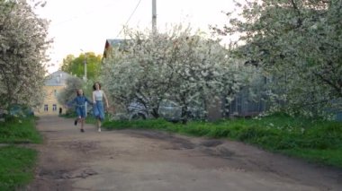 Bahar sokağında koşan çocuğu olan Mutlu Genç Aile Anne..