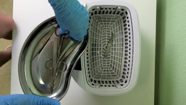 Médico coloca instrumentos médicos no dispositivo de limpeza e desinfecção ultrassônica — Vídeo de Stock