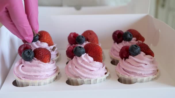Proceso de decoración de cupcakes de frutas con chips de chocolate. — Vídeo de stock