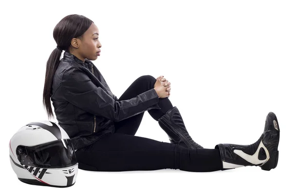 Zwarte Vrouwelijke Racer Fietser Stuntvrouw Zittend Met Een Race Helm — Stockfoto
