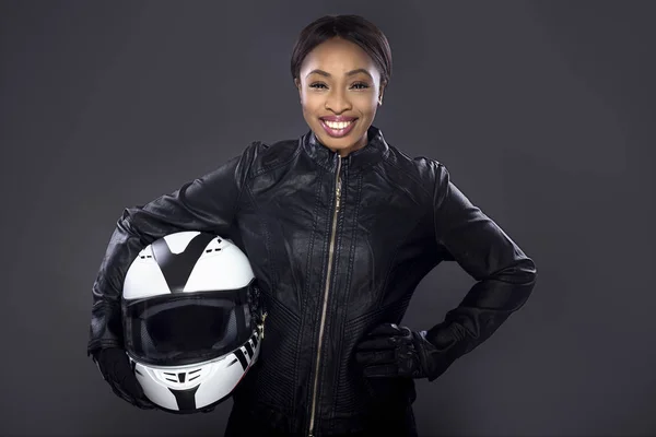 Μαύρο Γυναικείο Μοτοσικλέτας Ποδηλάτης Οδηγός Αγωνιστικών Αυτοκινήτων Stuntwoman Φορώντας Δερμάτινο — Φωτογραφία Αρχείου