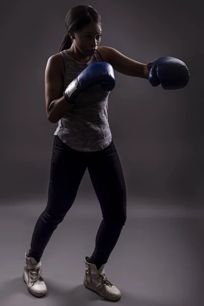 Teilsilhouette Einer Athletischen Schwarzen Frau Die Boxhandschuhe Trägt Selbstverteidigung Trainiert — Stockfoto