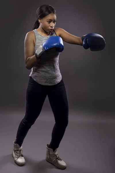 Mujer Negra Usando Guantes Boxeo Entrenando Haciendo Ejercicio Ella Está — Foto de Stock