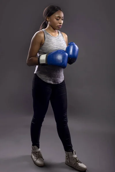 Donna Nera Che Indossa Guanti Boxe Allenamento Esercizio Sta Posando — Foto Stock