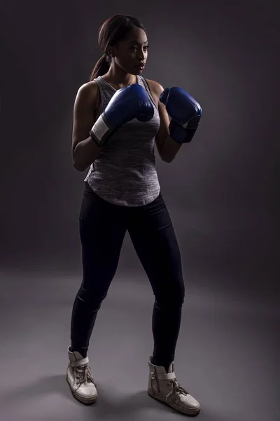 Silueta Parcial Una Mujer Atlética Negra Que Usa Guantes Boxeo — Foto de Stock