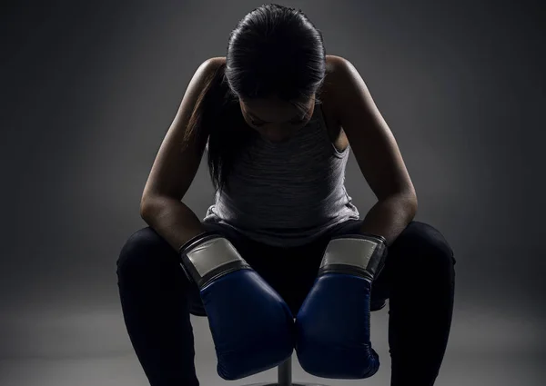 Svart Kvinna Bär Boxningshandskar Ser Arg Som Boxare Försvar Mma — Stockfoto