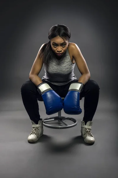 Mujer Negra Con Guantes Boxeo Que Luce Enojada Como Boxeadora —  Fotos de Stock