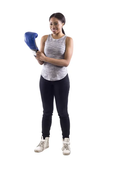 Svart Kvinnlig Fighter Eller Boxer Förbereder Genom Att Bära Handskar — Stockfoto
