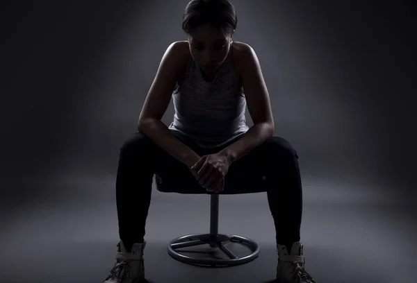 Silueta Atleta Femenina Negra Sentada Para Descansar Prepararse Para Una — Foto de Stock