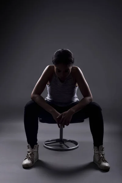 Silhouette Athlète Féminine Noire Assise Pour Reposer Préparer Une Compétition — Photo