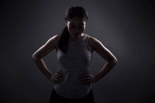 Silueta Mujer Negra Una Pose Enojada Retrato Atleta Concentrándose Para — Foto de Stock