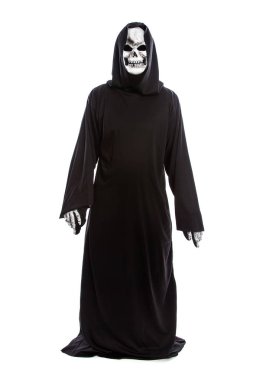 Beyaz bir arka plan üzerinde izole grim reaper veya Ölüm halloween kılık. İskelet kukuletalı bir siyah elbise giyiyor. Komik korkutucu pozlar yapıyor.
