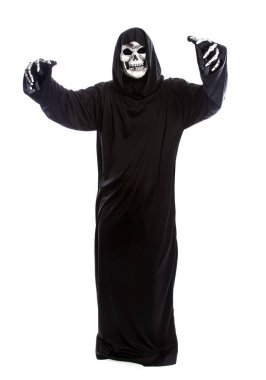 Beyaz bir arka plan üzerinde izole grim reaper veya Ölüm halloween kılık. İskelet kukuletalı bir siyah elbise giyiyor. Komik korkutucu pozlar yapıyor.
