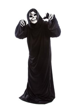 Beyaz bir arka plan üzerinde izole grim reaper veya Ölüm halloween kılık. İskelet kukuletalı bir siyah elbise giyiyor. Komik korkutucu pozlar yapıyor.