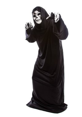 Beyaz bir arka plan üzerinde izole grim reaper veya Ölüm halloween kılık. İskelet kukuletalı bir siyah elbise giyiyor. Komik korkutucu pozlar yapıyor.