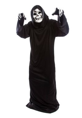 Beyaz bir arka plan üzerinde izole grim reaper veya Ölüm halloween kılık. İskelet kukuletalı bir siyah elbise giyiyor. Komik korkutucu pozlar yapıyor.