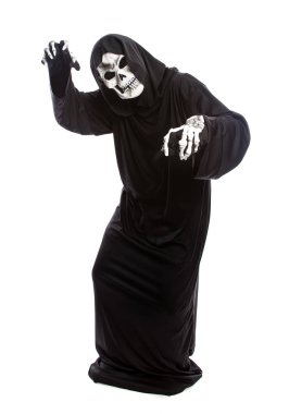 Beyaz bir arka plan üzerinde izole grim reaper veya Ölüm halloween kılık. İskelet kukuletalı bir siyah elbise giyiyor. Komik korkutucu pozlar yapıyor.
