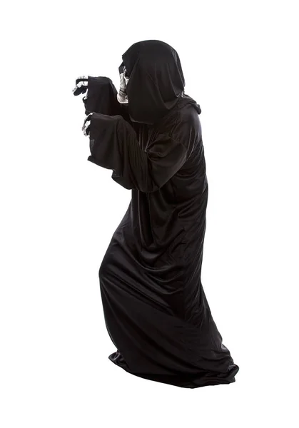 白い背景に分離された死神または死ハロウィン衣装 スケルトンは フード付きの黒いローブを着ています 彼は面白い怖いポーズをやっています — ストック写真