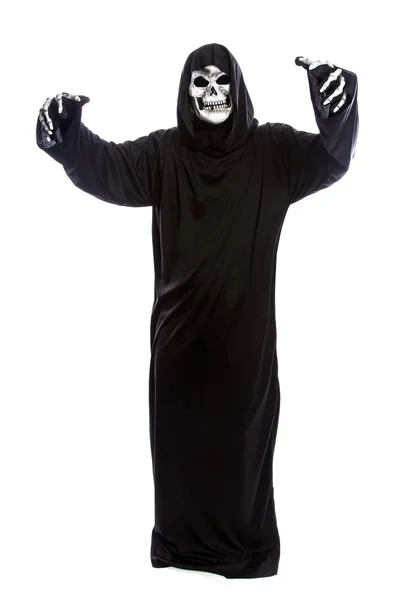 残酷的死神或死亡万圣节服装查出的白色背景 骷髅穿着一件连帽黑色长袍 他正在做滑稽的可怕的姿势 — 图库照片