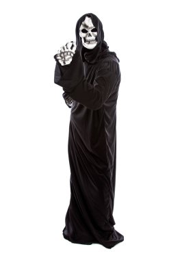 Kızgın ifadeler el hareketi beyaz bir arka plan üzerinde siyah bir elbise giyen bir iskelet azrail Halloween kılık