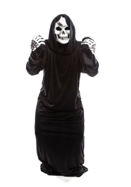 Kızgın ifadeler el hareketi beyaz bir arka plan üzerinde siyah bir elbise giyen bir iskelet azrail Halloween kılık