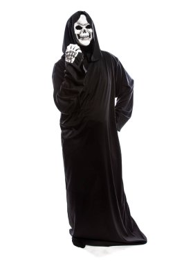Kızgın ifadeler el hareketi beyaz bir arka plan üzerinde siyah bir elbise giyen bir iskelet azrail Halloween kılık