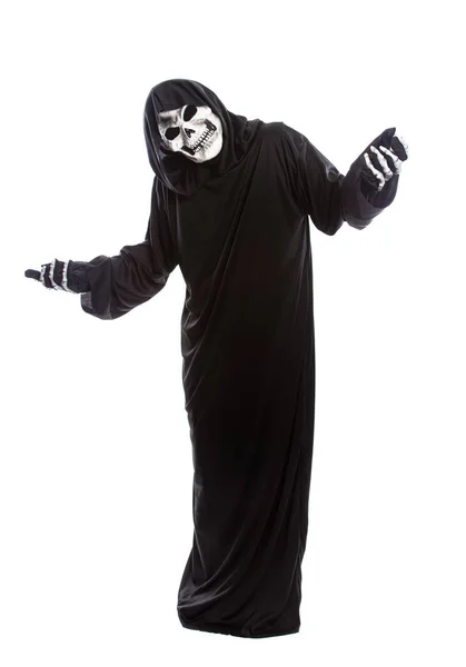 Halloween Traje Esqueleto Ceifeiro Sombrio Vestindo Manto Preto Fundo Branco — Fotografia de Stock