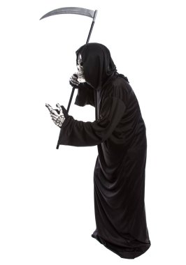 Korkunç bir tırpan wielding bir iskelet azrail kostüm. Ölmeyen hayalet Ekim Cadılar Bayramı tatil temsil etmek için siyah bir elbise giyiyor. Beyaz bir arka plan üzerinde izole