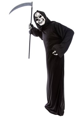 Korkunç bir tırpan wielding bir iskelet azrail kostüm. Ölmeyen hayalet Ekim Cadılar Bayramı tatil temsil etmek için siyah bir elbise giyiyor. Beyaz bir arka plan üzerinde izole