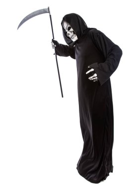 Korkunç bir tırpan wielding bir iskelet azrail kostüm. Ölmeyen hayalet Ekim Cadılar Bayramı tatil temsil etmek için siyah bir elbise giyiyor. Beyaz bir arka plan üzerinde izole