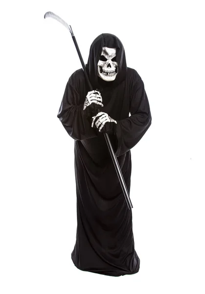 一个骨架的服装严峻的收割者挥舞着可怕的镰刀 这位亡灵的鬼魂穿着一件黑色长袍来代表十月的万圣节假期 隔离在白色背景上 — 图库照片