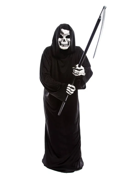 一个骨架的服装严峻的收割者挥舞着可怕的镰刀 这位亡灵的鬼魂穿着一件黑色长袍来代表十月的万圣节假期 隔离在白色背景上 — 图库照片