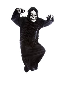 Mutlu ya da neşeli bir beyaz arka plan üzerinde siyah bir elbise giyen bir iskelet azrail Halloween kılık
