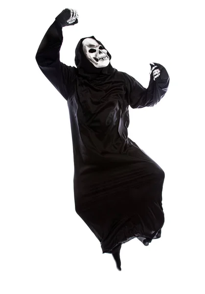 Halloween Traje Esqueleto Ceifeiro Sombrio Vestindo Manto Preto Fundo Branco — Fotografia de Stock