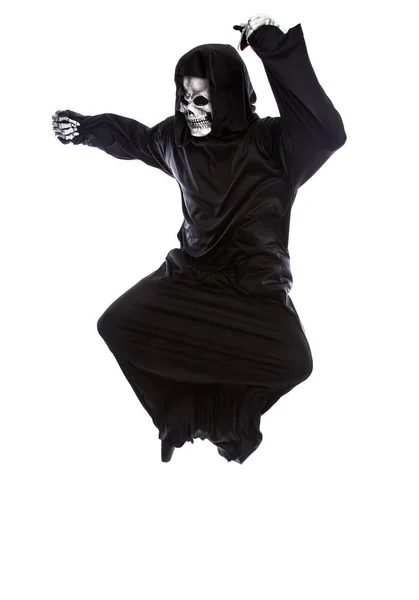 一个骨架严峻的收割者的万圣节服装穿着黑色长袍在白色背景上表现出快乐或快乐 — 图库照片