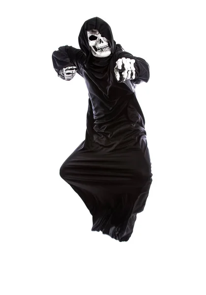 一个骨架严峻的收割者的万圣节服装穿着黑色长袍在白色背景上表现出快乐或快乐 — 图库照片