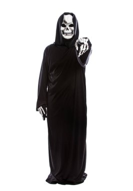 İleriye dönük bir beyaz arka plan üzerinde siyah bir elbise giyen bir iskelet azrail Halloween kılık