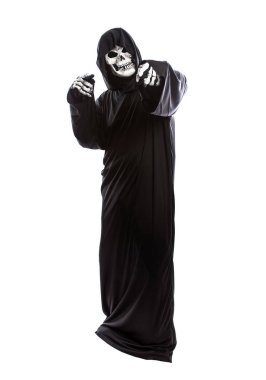 İleriye dönük bir beyaz arka plan üzerinde siyah bir elbise giyen bir iskelet azrail Halloween kılık