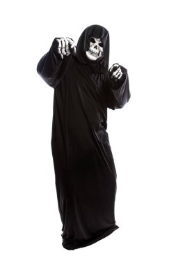 İleriye dönük bir beyaz arka plan üzerinde siyah bir elbise giyen bir iskelet azrail Halloween kılık