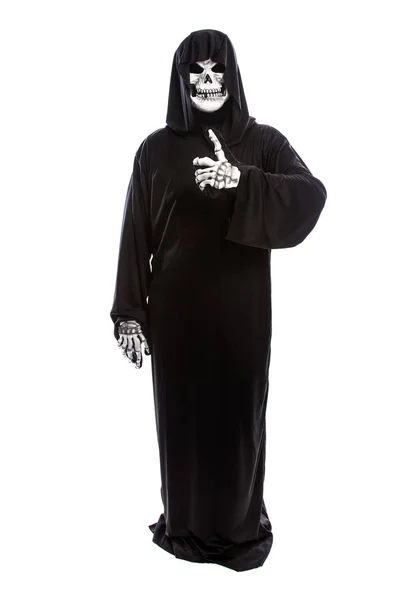一个骨架严峻的收割者的万圣节服装穿着黑色长袍在白色背景示意竖起大拇指 — 图库照片