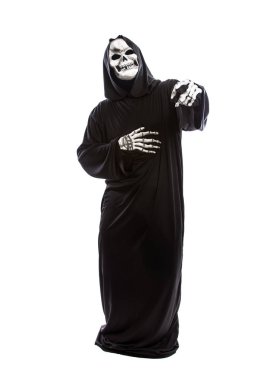 Gülüyor beyaz arka plan üzerinde siyah bir elbise giyen bir iskelet azrail Halloween kılık