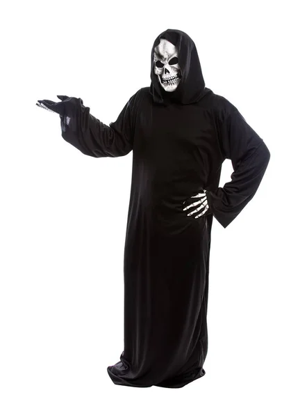 Traje Halloween Ceifeiro Sombrio Esqueleto Vestindo Manto Preto Fundo Branco — Fotografia de Stock